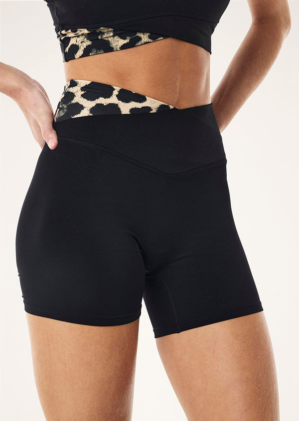 p.e nation Wander 5" bike short in black & leopard