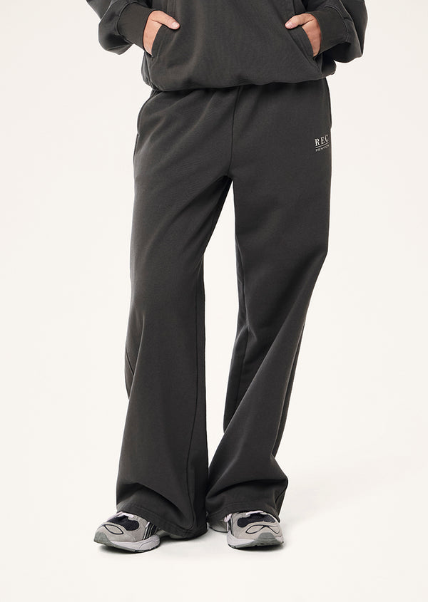 P.e Nation Worldwide Trackpant In Washed Black