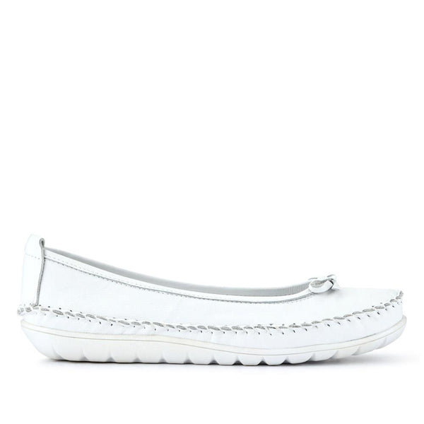 pavers Stitched Leather Pumps - White