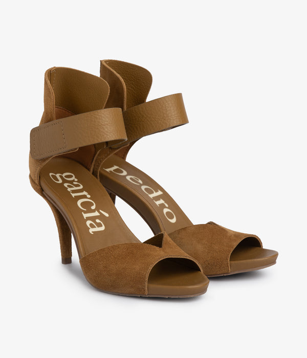 pedro garcia yoanna / alpaca castoro