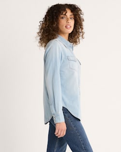 Pendleton WOMEN'S CHAMBRAY GAMBLER SHIRT