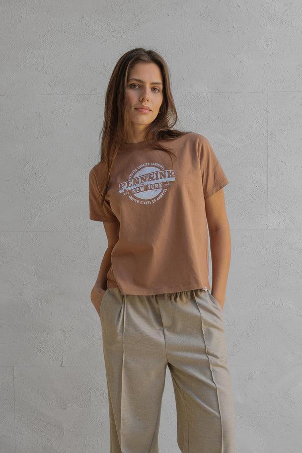 penn & ink T-SHIRT PRINT (W25F1730) CAMEL - WHITE