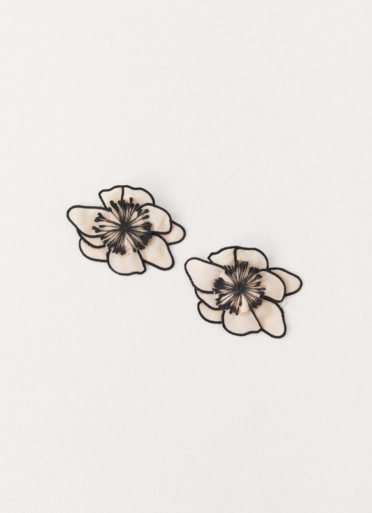 Peppermayo Peppermayo Exclusive - Toria Flower Earrings - Ivory