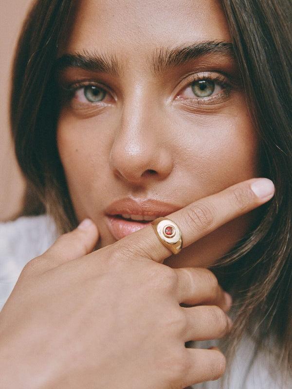 Perlu Heritage Signet Ring - Garnet