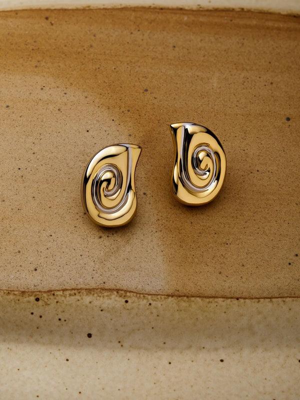 Perlu The Two-Tone Coquille Studs