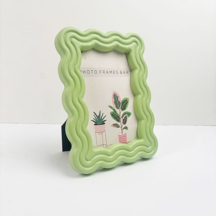 Photoframesandart Wiggly Green Frame | 6x4"