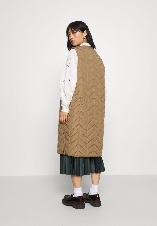 Pieces Petite PCFAWN LONG QUILTED VEST – Waistcoat Pieces Petite Cut Price