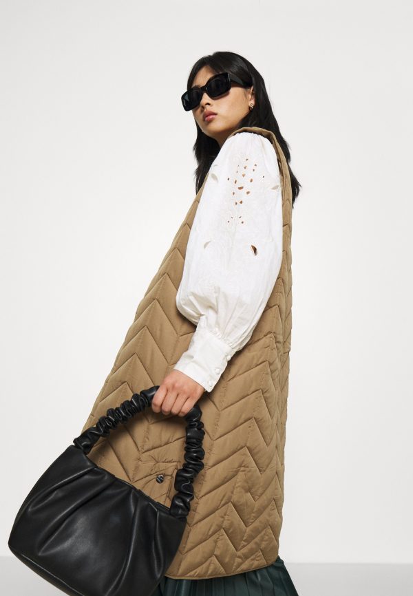 Pieces Petite PCFAWN LONG QUILTED VEST – Waistcoat Pieces Petite Cut Price