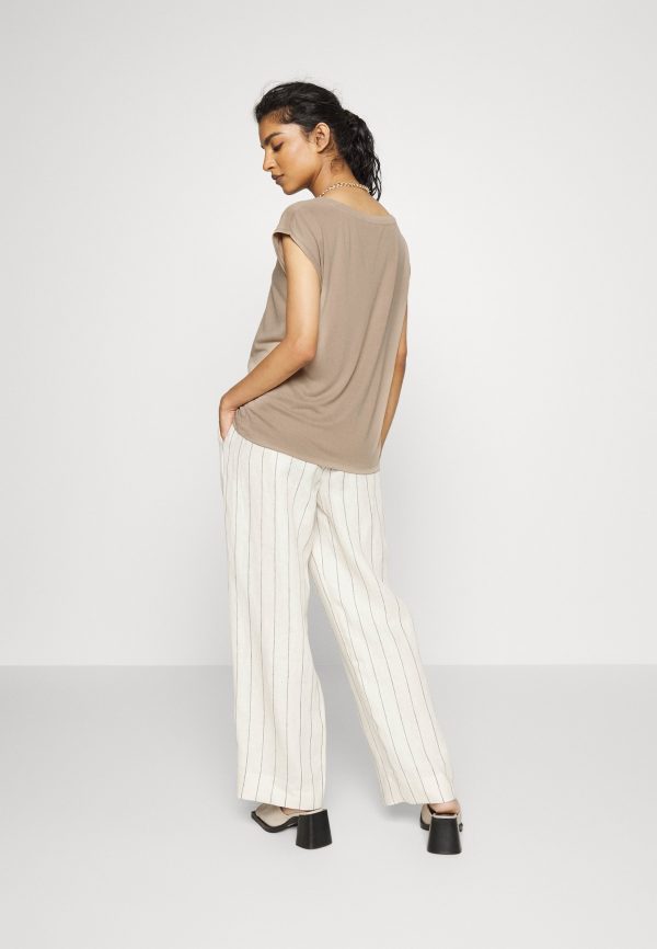 Pieces Petite PCKAMALA TEE – Basic T-shirt Pieces Petite Lower Prices