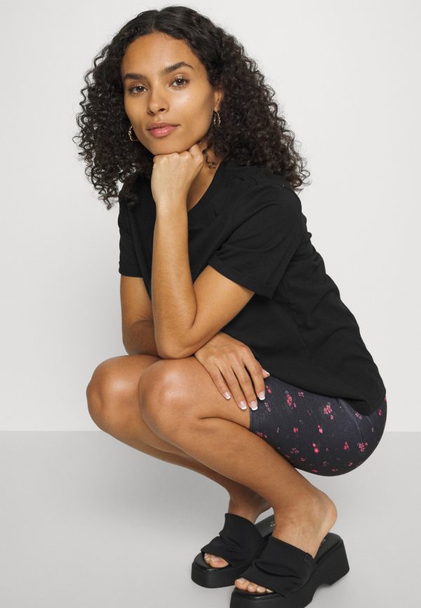 Pieces Petite PCRIA FOLD UP SOLID TEE – Basic T-shirt Pieces Petite Exclusive