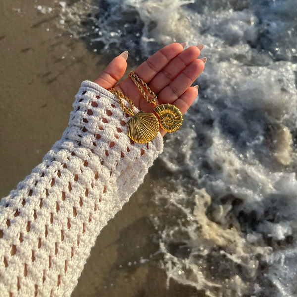 Pin Up Girl Eliana Oversized Shell Pendant Necklace