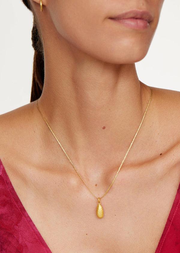 Pippa Small 18kt Colombian Gold Stamp Leaf Pendant On Cord