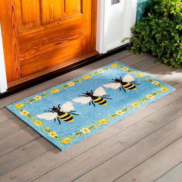 plow & hearth Indoor/Outdoor Bee Hooked Polypropylene Accent Rug