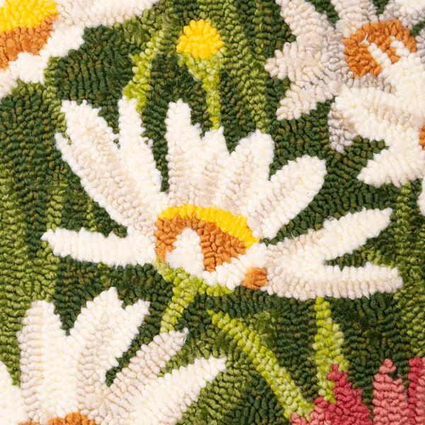 Plow & Hearth Indoor/Outdoor Daisy Walk Hooked Polypropylene Accent Rug