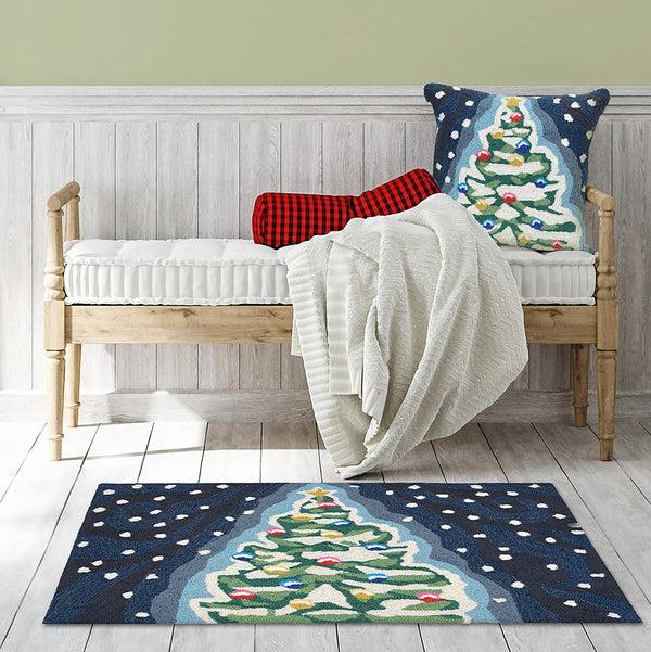 plow & hearth Indoor/Outdoor Hand-Hooked Christmas Tree Accent Rug 20" x 30"