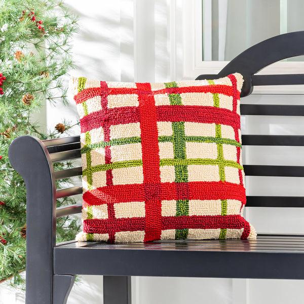 plow & hearth Indoor/Outdoor Hooked Pillow Christmas Plaid Polypropylene 18"x18"