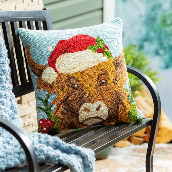 plow & hearth Indoor/Outdoor Hooked Pillow Highland Cow Polypropylene 18"x18"