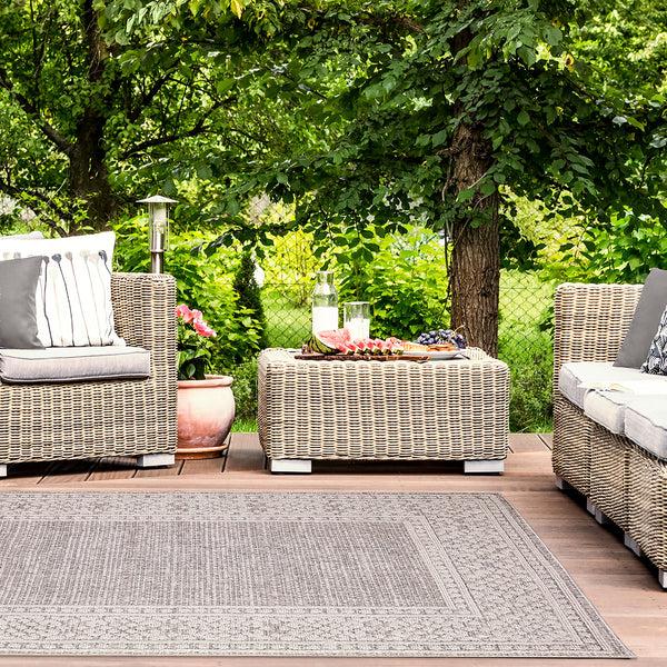 plow & hearth Indoor/Outdoor Kitty Hawk Border Rug 6'9" x 9'4"
