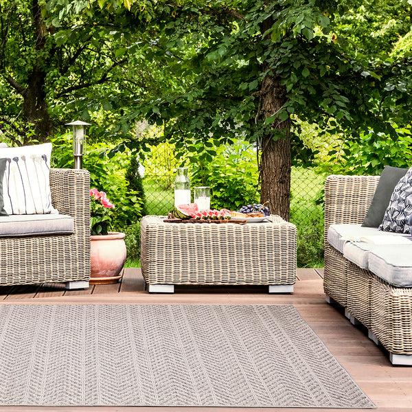 plow & hearth Indoor/Outdoor Kitty Hawk Chevron Rug 5'3" x 7'3"