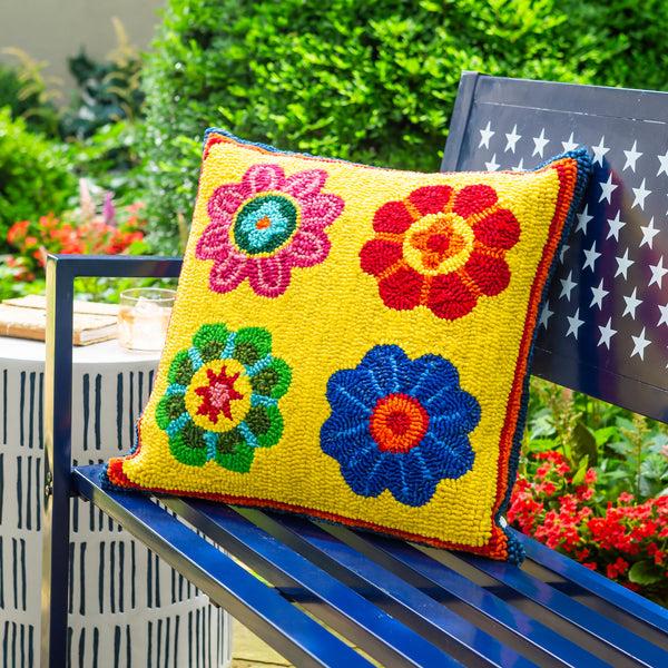 plow & hearth Indoor/Outdoor Palermo Floral Hooked Polypropylene Throw Pillow