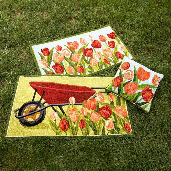 Plow & Hearth Indoor/Outdoor Pink Tulips Hooked Polypropylene Accent Rug