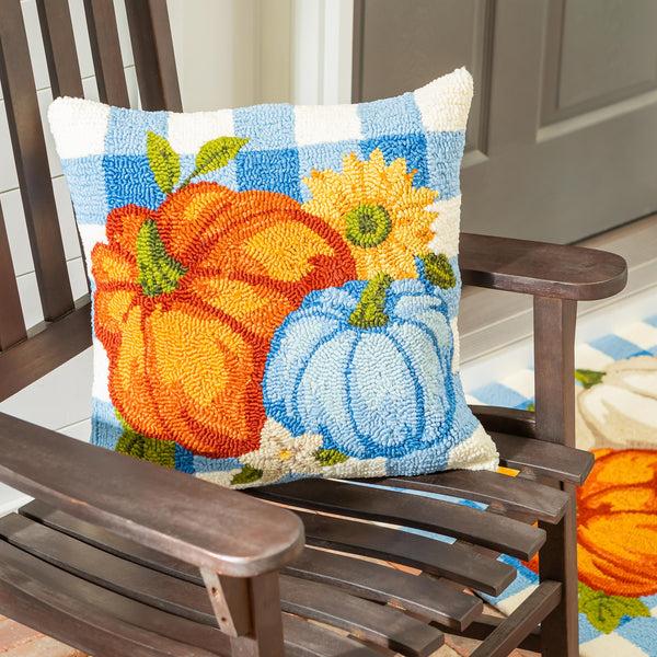 plow & hearth Indoor/Outdoor Pumpkin Patch Hooked Polypropylene Throw Pillow 18"x18"
