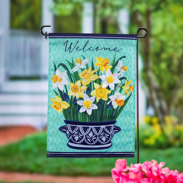 plow & hearth Delft Daffodil Applique Garden Flag