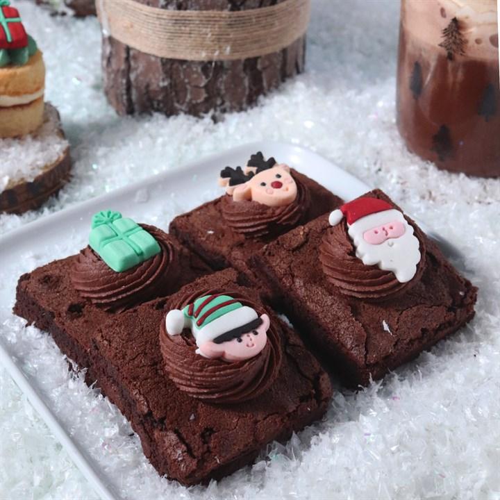 Pme Christmas Edible Sugar Decorations - Santa's Coming To Town (Pack Of 12)