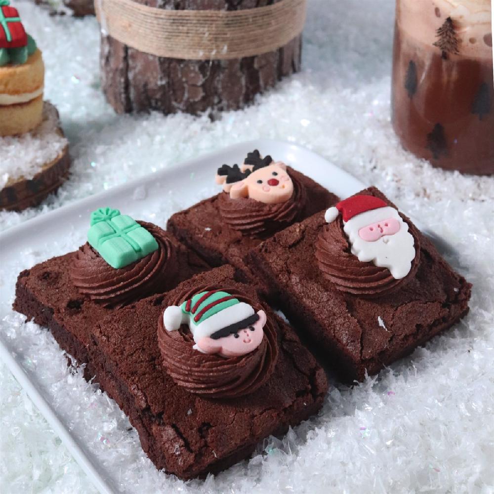 Pme Christmas Edible Sugar Decorations - Santa's Coming To Town (Pack Of 12)