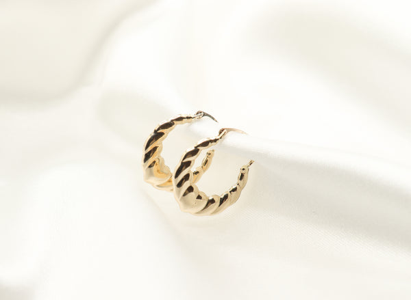Pori Jewelers 10K Gold Oval Heart Hoop Earrings
