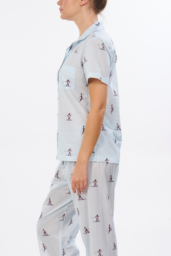 Pour Les Femmes Short Sleeve Pajama Set With Cropped Pants - Cross Country Skiers