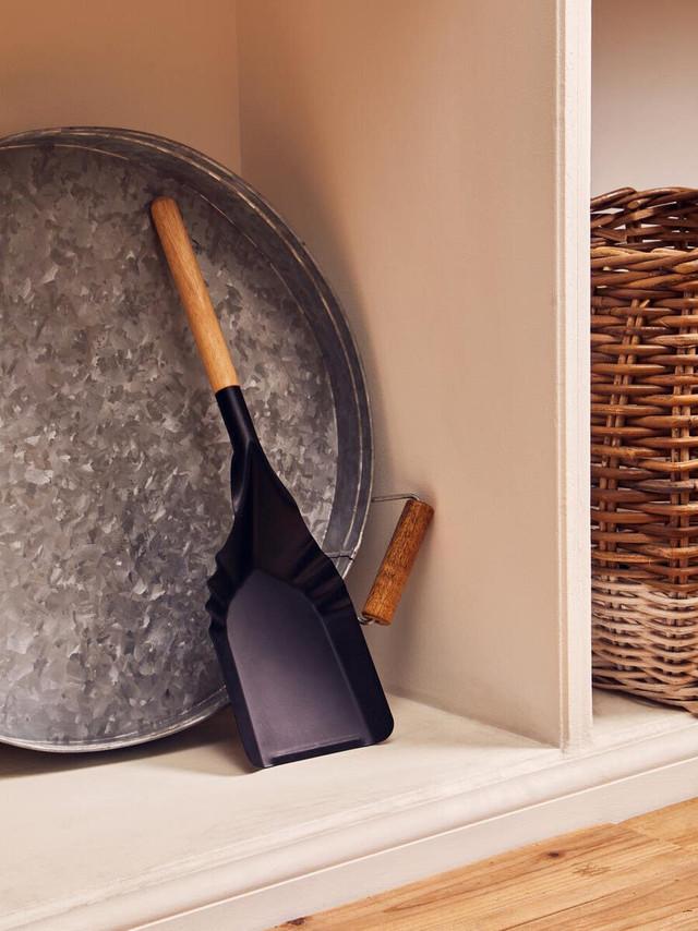 Premier Housewares Fireside Black Shovel With Wooden Handle