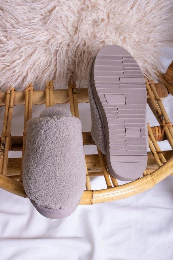 Pretty You Jude Mule Slippers In Truffle