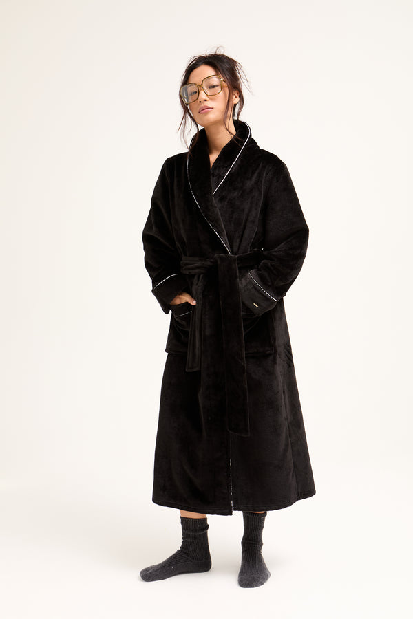 pretty you Super Plush Robe in Black