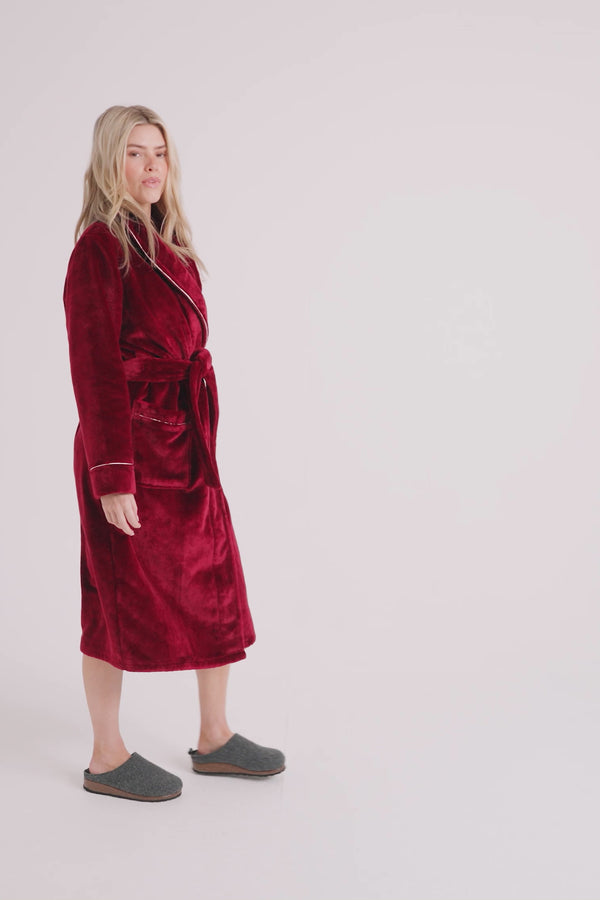 Pretty You Super Plush Robe In Claret