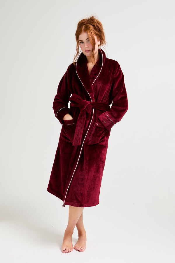 pretty you Super Plush Robe in Claret