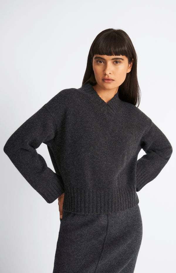pringle of scotland Women's V Neck Chunky Cashmere Jumper In Charcoal