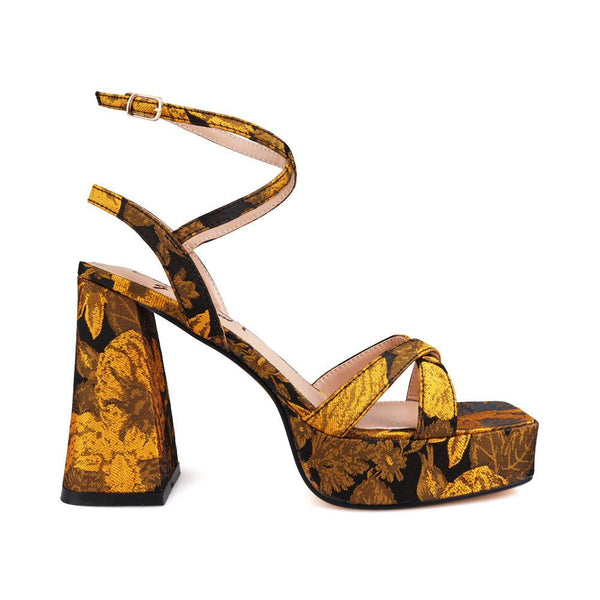 privileged by j.c. dossier Hans Platform Heels in Fuchsia