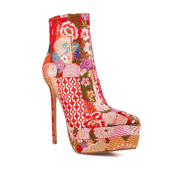 Privileged By J.c. Dossier Yzma Floral Platform Bootie