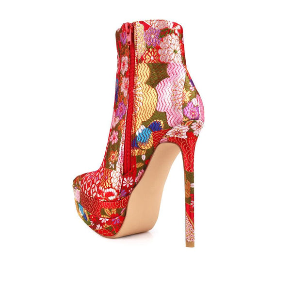 Privileged By J.c. Dossier Yzma Floral Platform Bootie