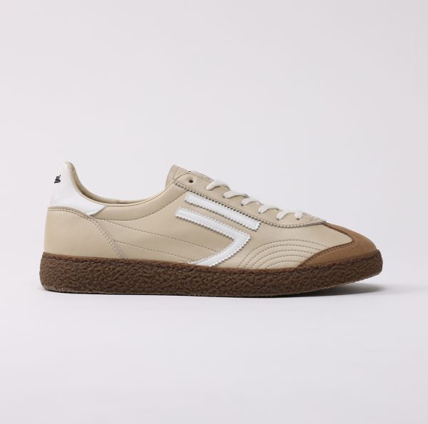 puraai FLAN Vegan leather butter logo and detail white.Outsole choccolate and lace butterFLAN