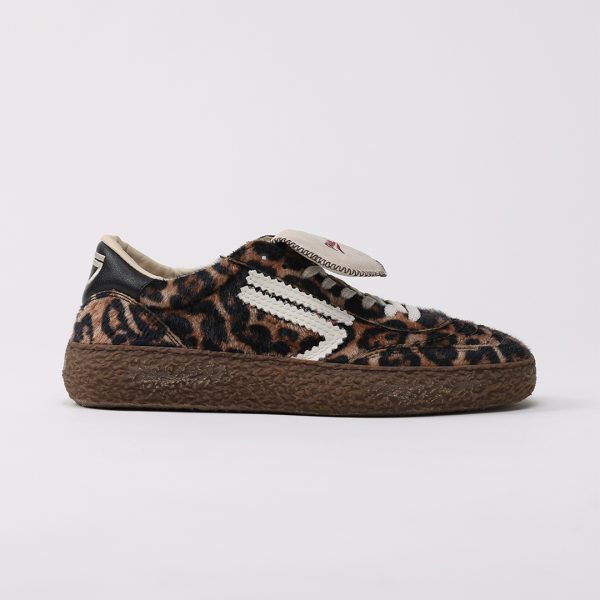 puraai JAGUAR TAB Vegan pony printed leopard logo and tab butter. Detail black outsolechoccolate and lace white.JAGUAR TAB
