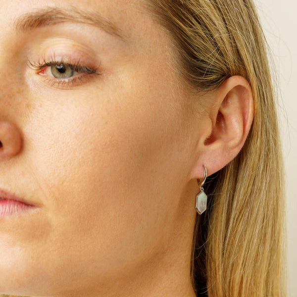 pure elements HEXAGON MOTHER OF PEARL HUGGIES - SILVER