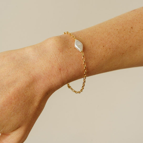 pure elements DIAMOND SHAPED PEARL BRACELET