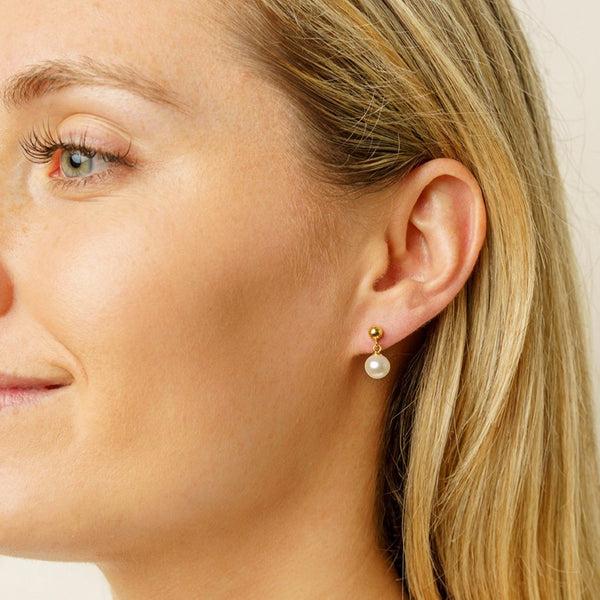 pure elements GRACE PEARL EARRINGS - GOLD