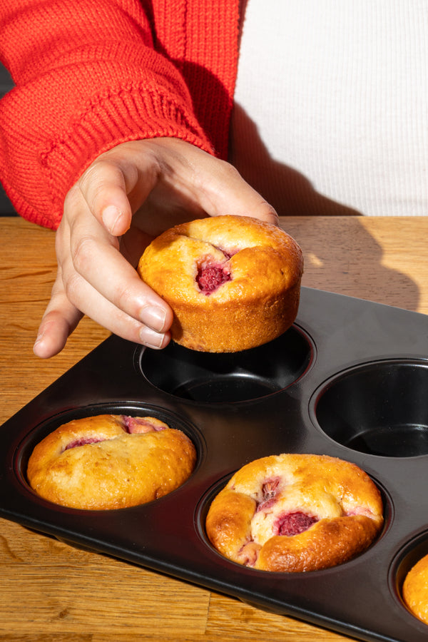 Pyrex Metal Muffin And Cupcakes Tray With Easy Grip - GLIDE