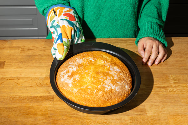 Pyrex Metal Cake Tin With Easy Grip - GLIDE
