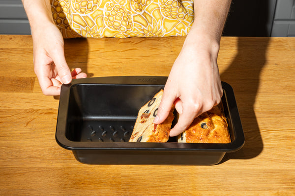 Pyrex Metal Loaf Tin With Easy Grip - GLIDE