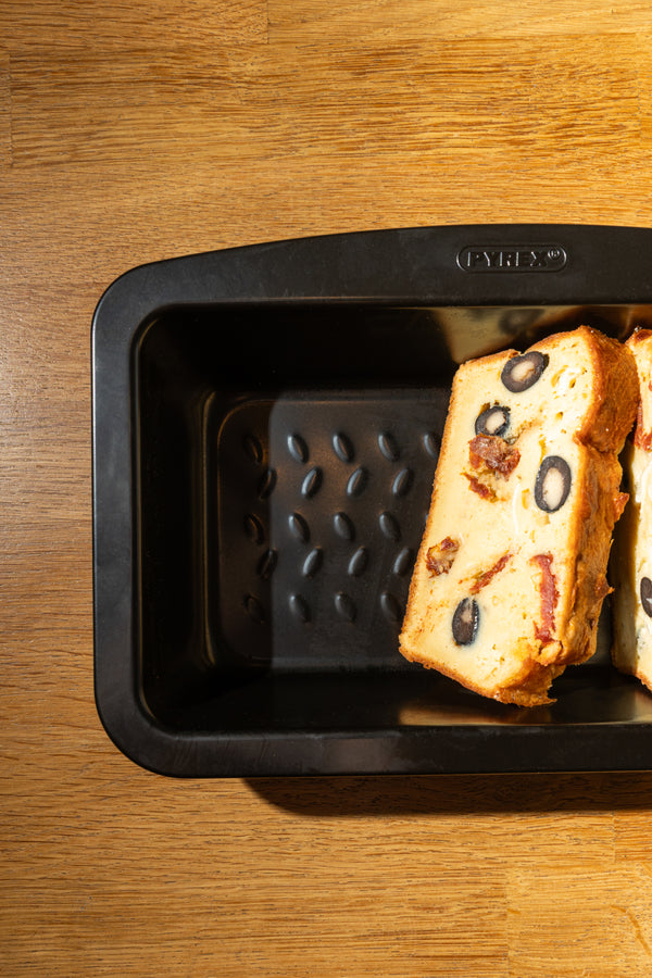 Pyrex Metal Loaf Tin With Easy Grip - GLIDE