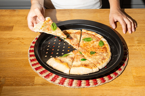 Pyrex Metal Pizza Tray With Easy Grip - GLIDE